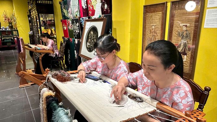 Các nghệ nhân trình diễn nghề thêu. Ảnh: Nguyễn Thủy