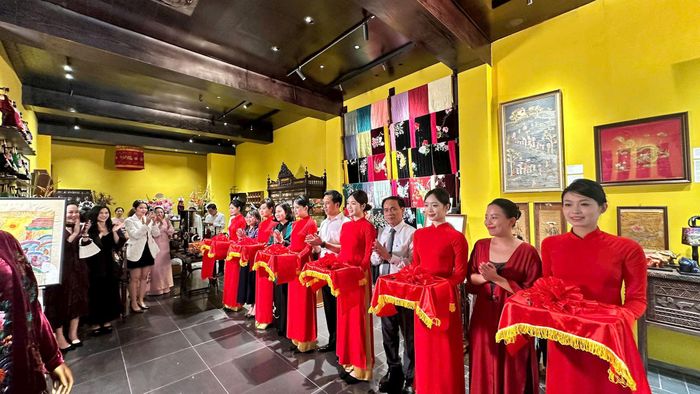 Quang cảnh lễ khai mạc Không gian nghệ thuật thủ công đương đại Thơ Heritage House. Ảnh: Nguyễn Thủy