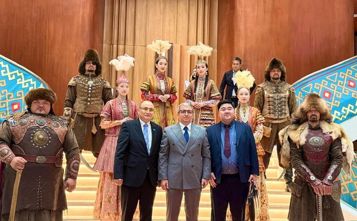 Đại sứ Cộng hòa Azerbaijan tại Việt Nam Shovgi Mehdizade (giữa) chúc mừng Đại sứ Kanat Tumysh. Ảnh: Kiều Thoan Thu