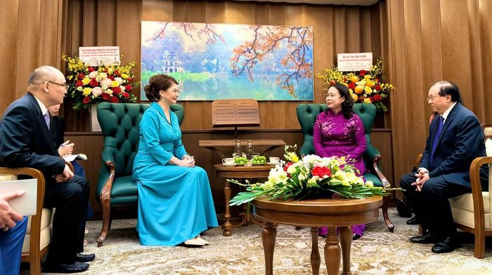 Phó Chủ tịch nước Võ Thị Ánh Xuân (phải) tiếp Phó Thủ tướng kiêm Bộ trưởng Bộ Văn hóa và Thông tin Kazakhstan Aida Balayeva. Ảnh: Kiều Thoan Thu