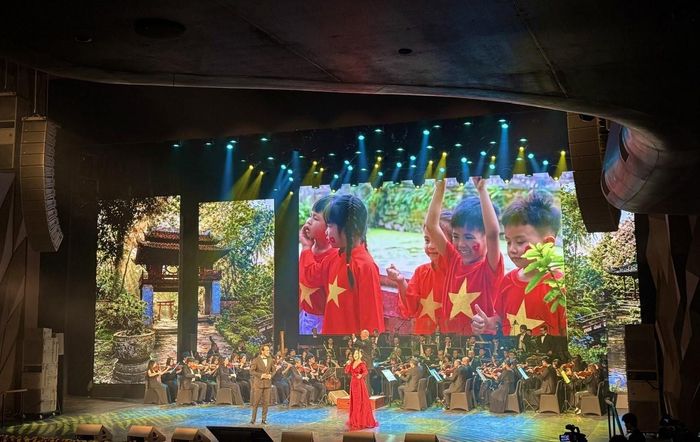 Các nghệ sĩ Kazakhstan với ca khúc "Người Hà Nội". Ảnh: Kiều Thoan Thu
