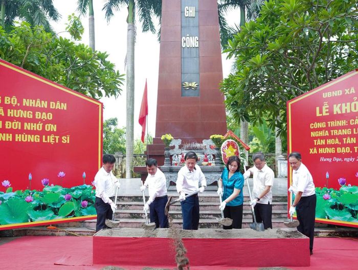 Các đại biểu thực hiện nghi thức khởi công công trình. Ảnh: PV