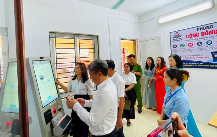 Hỗ trợ người dân sử dụng các dịch vụ số tại Phòng Chuyển đổi số cộng đồng. Ảnh: Ánh Bình