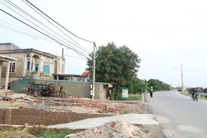 Công trình vi phạm pháp luật đê điều ở thôn Duyên Trang (xã Phú Xuyên) chụp chiều 26-8. Ảnh: Kim Nhuệ