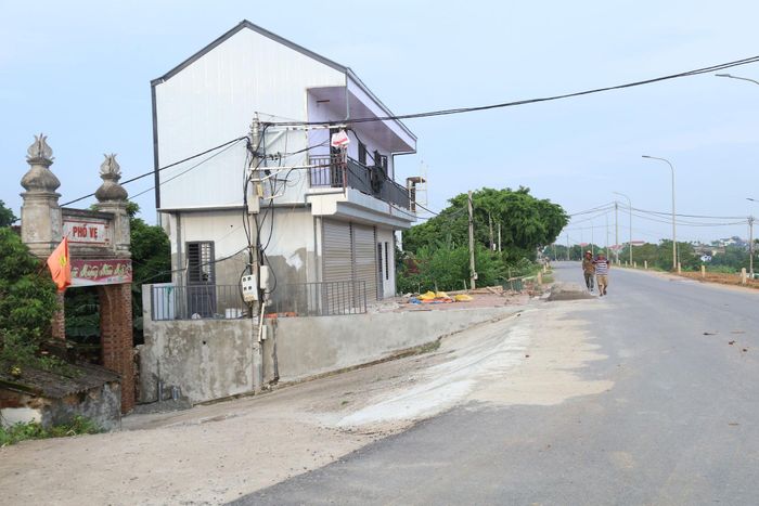 Công trình vi phạm pháp luật đê điều ở thôn Thụy Phú (xã Phú Xuyên) chụp chiều 26-8. Ảnh: Kim Nhuệ