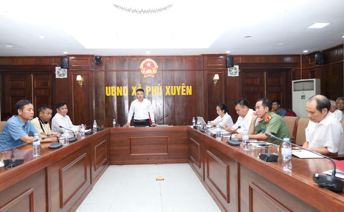 Chiều 26-8, Phó Chủ tịch UBND xã Phú Xuyên Nguyễn Thành Chung chủ trì hội nghị triển khai kế hoạch xử lý vi phạm pháp luật đê điều trên địa bàn. Ảnh: Kim Nhuệ