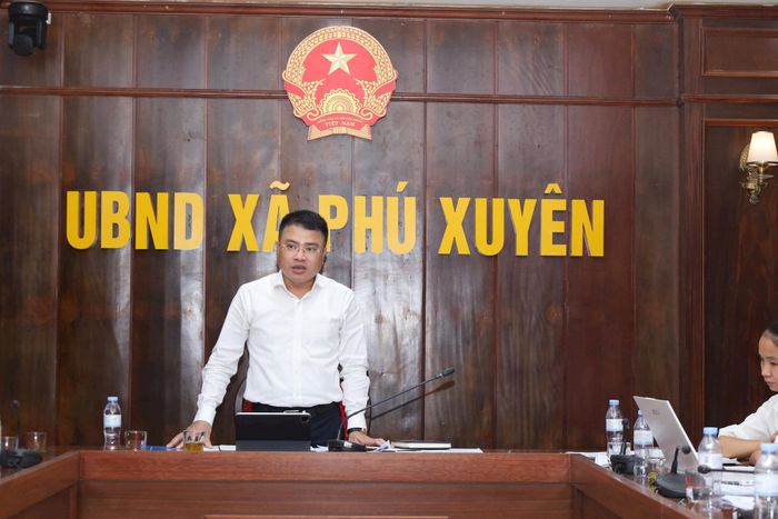 Phó Chủ tịch UBND xã Phú Xuyên Nguyễn Thành Chung giao nhiệm vụ cụ thể cho các đơn vị, yêu cầu xử lý dứt điểm các vi phạm pháp luật trên địa bàn. Ảnh: Kim Nhuệ