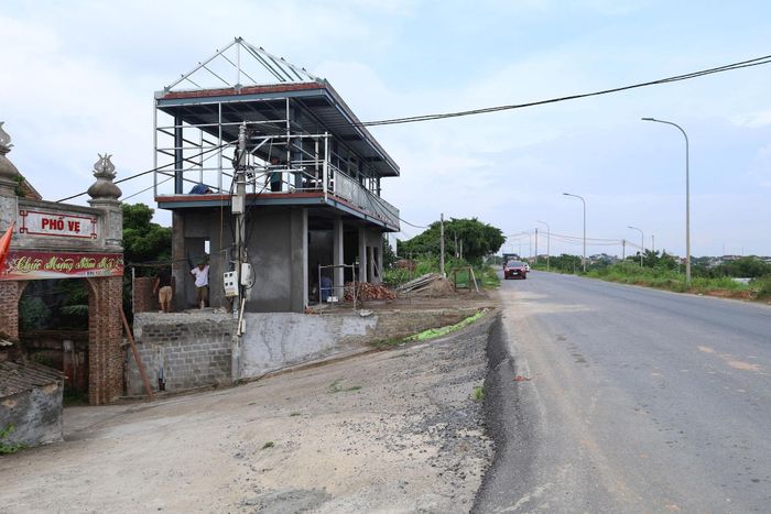 Công trình vi phạm pháp luật đê điều ở thôn Thụy Phú (xã Phú Xuyên) chụp chiều 3-7. Ảnh: Kim Nhuệ