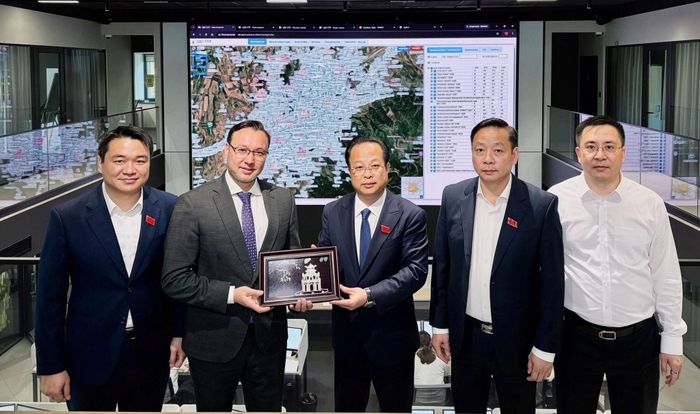 Đoàn công tác thành phố Hà Nội cũng làm việc với Công ty TNHH Tập đoàn Giao thông thành phố Almaty. Ảnh: HĐND