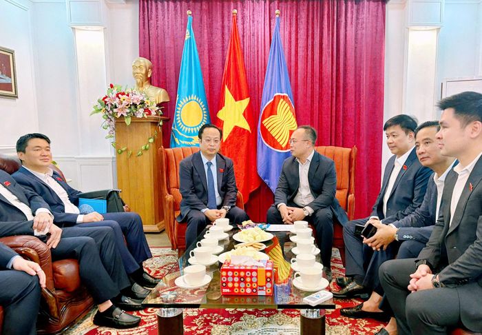 Đoàn đại biểu thành phố Hà Nội làm việc tại Đại sứ quán Việt Nam tại Kazakhstan. Ảnh: HĐND
