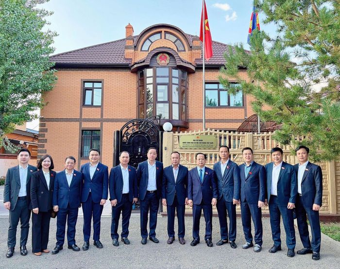 Đoàn đại biểu thành phố thăm Đại sứ quán Việt Nam tại Kazakhstan. Ảnh: HĐND
