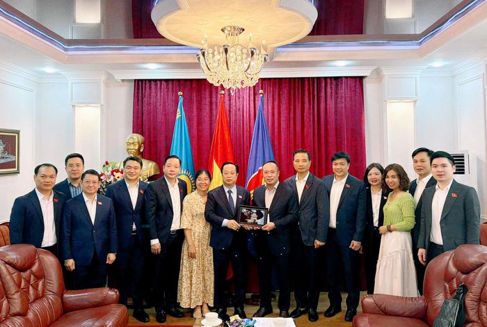 Phó Chủ tịch Thường trực HĐND thành phố Hà Nội tặng quà lưu niệm Đại sứ quán. Ảnh: HĐND
