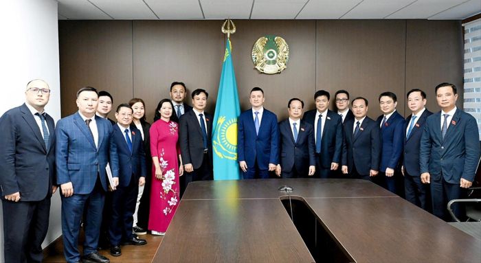 Đoàn công tác thành phố Hà Nội chụp ảnh lưu niệm với Tòa thị chính Almaty. Ảnh: HĐND