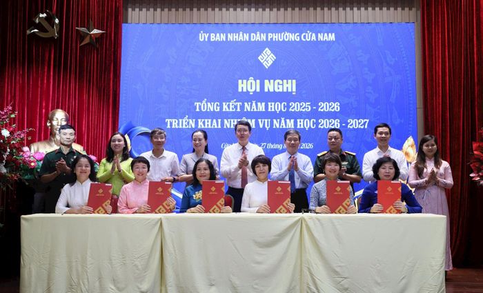 Các nhà trường ký cam kết thực hiện nhiệm vụ năm học 2026-2027. Ảnh: PV
