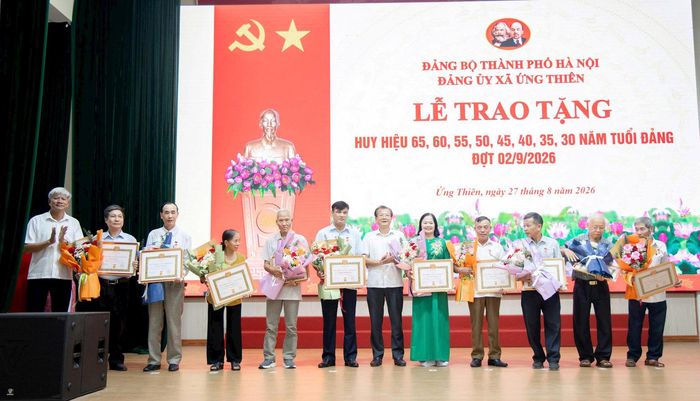 Các đảng viên được nhận Huy hiệu Đảng. Ảnh: Cao Hồng