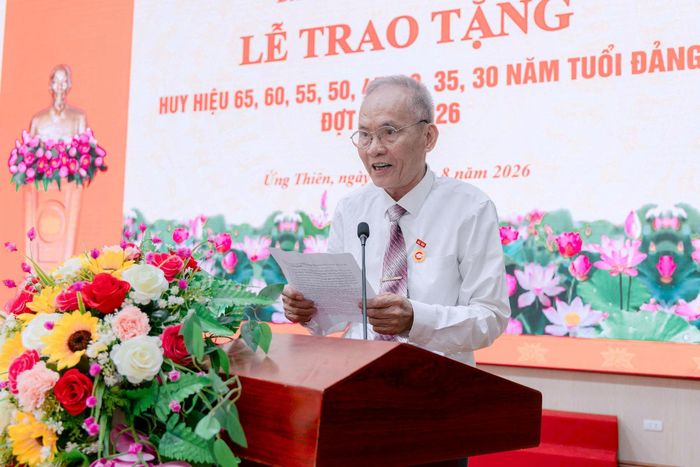 Đảng viên Nghiêm Đức Tá, Chi bộ thôn Miêng Hạ, nhận Huy hiệu 50 năm tuổi Đảng phát biểu. Ảnh: Cao Hồng