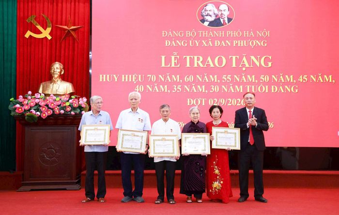 Đảng bộ xã Đan Phượng có 100 đảng viên vinh dự được trao Huy hiệu Đảng. Ảnh: Văn Tuyến