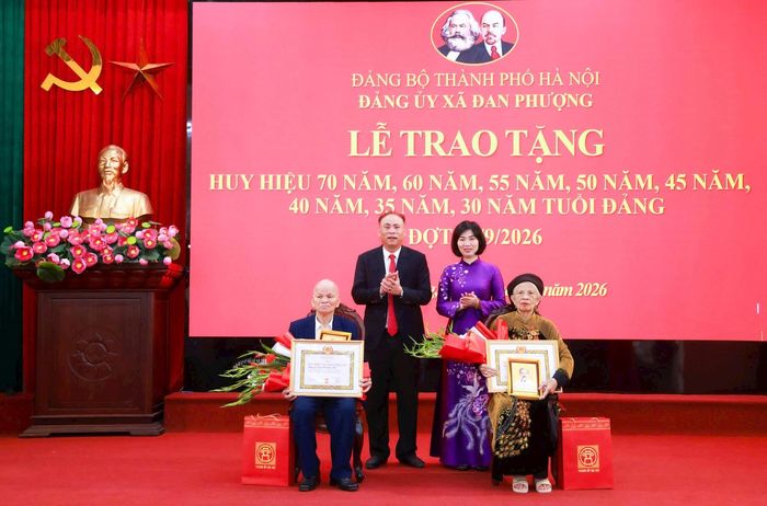 Đồng chí Phùng Thị Hồng Hà dự và trao Huy hiệu 70 năm tuổi Đảng tới đảng viên lão thành tại Đảng bộ xã Đan Phượng. Ảnh: Văn Tuyến