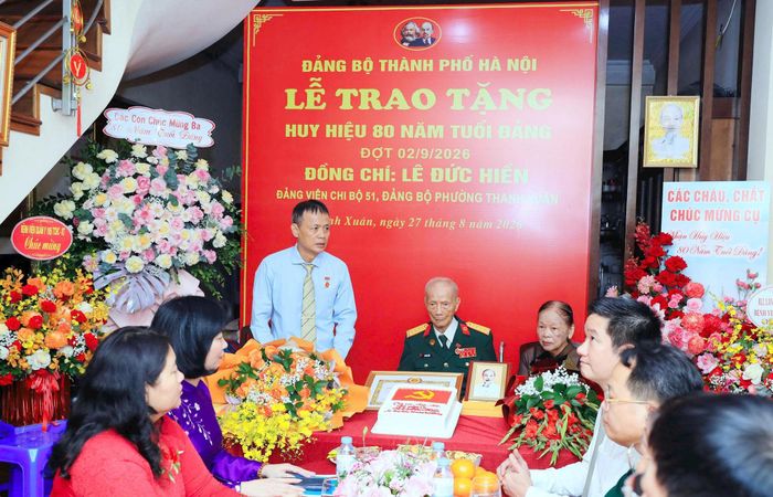 Đại diện gia đình đảng viên phát biểu tại buổi lễ. Ảnh: Văn Tuyến