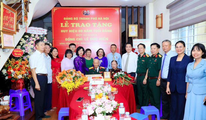 Phó Bí thư Thành ủy, Chủ tịch HĐND thành phố Hà Nội Phùng Thị Hồng Hà và các đồng chí lãnh đạo địa phương chúc mừng đảng viên Lê Đức Hiền cùng gia đình. Ảnh: Văn Tuyến