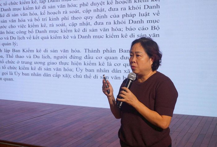 Tiến sĩ Phạm Thị Khánh Ngân, Chánh Văn phòng Cục Di sản văn hóa hướng dẫn những nội dung liên quan đến công tác kiểm kê di sản tư liệu. Ảnh: H.L