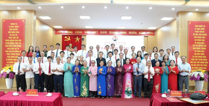 Các đảng viên phường Yên Nghĩa vinh dự nhận Huy hiệu Đảng đợt 2-9-2026. Ảnh: VT
