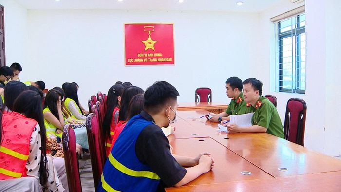 Cán bộ Công an thành phố Hà Nội lấy lời khai đối tượng. Ảnh: Công an thành phố Hà Nội