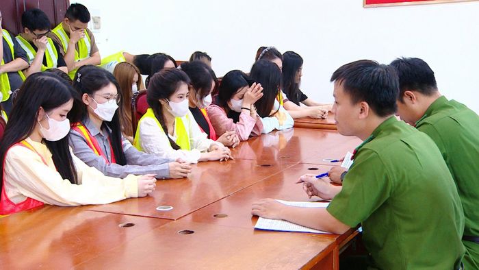 Cơ quan Công an làm việc với các đối tượng trong vụ án. Ảnh: Công an thành phố Hà Nội