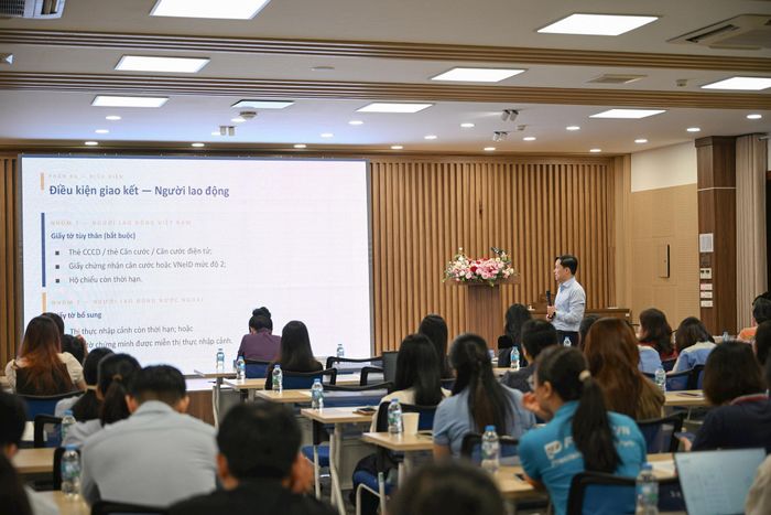 Việc chia sẻ và giải đáp những vướng mắc về những quy định mới của BHXH, BHYT là vấn đề cần thiết trong thực tế. (Ảnh chụp tại Hội nghị đối thoại với chủ đề “Những điểm mới và giải đáp vướng mắc trong triển khai thực hiện Luật Bảo hiểm xã hội, Luật Bảo hiểm y tế và Hợp đồng lao động điện tử”).