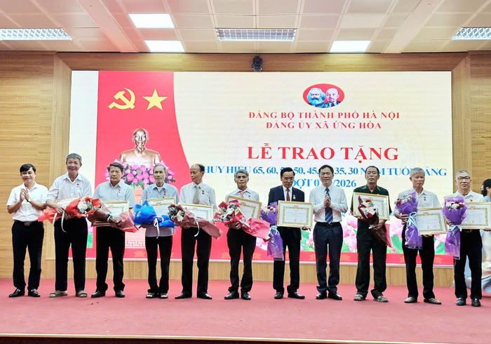 Lãnh đạo xã Ứng Hòa trao Huy hiệu Đảng tặng các đảng viên 35 năm tuổi Đảng. Ảnh: Hoàng Sơn
