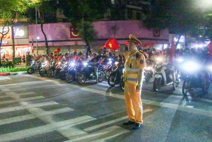 Người dân đổ ra đường ăn mừng cúp vô địch ASEAN cup 2026 của đội tuyển Việt Nam tối 26-8 nhưng vẫn chấp hành nghiêm luật lệ an toàn giao thông. Ảnh: Trung tâm chỉ huy giao thông.