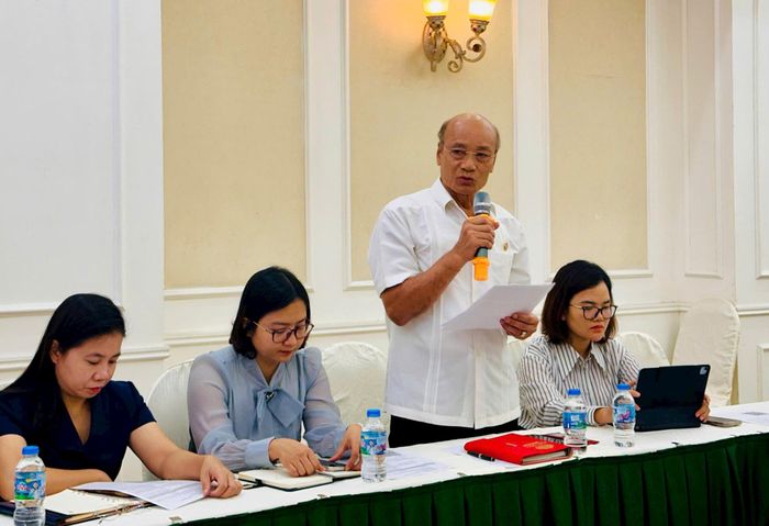 Trưởng ban Công tác Mặt trận khu dân cư 14 phường Đống Đa Trần Anh Hòa nêu ý kiến. Ảnh: Bảo Lâm