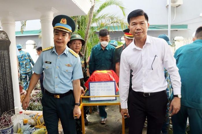 Ông Nguyễn Nguyên Hùng - Bí thư Đảng ủy, Chủ tịch HĐND xã, Đại tá Hà Tiến Thụy - Bí thư Đảng ủy, Chính ủy Nhà máy A31, Quân chủng Phòng không - Không quân cùng các lực lượng đưa hài cốt liệt sĩ chưa xác định danh tính để lấy mẫu ADN. Ảnh: HĐ