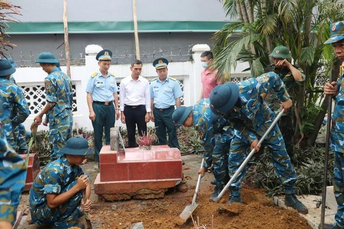 Các lực lượng lấy mẫu hài cốt tại Nghĩa trang Liệt sĩ Hữu Văn. Ảnh: HĐ