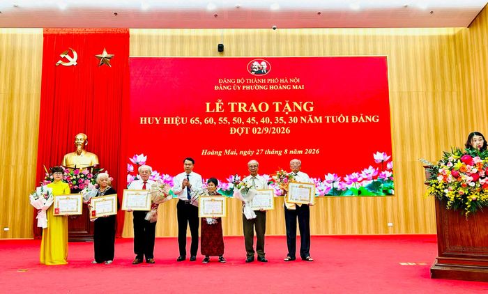 Phó Bí thư Đảng ủy, Chủ tịch UBND phường Hoàng Mai Nguyễn Lê Hiến trao Huy hiệu Đảng cho các đảng viên 60 năm tuổi Đảng. Ảnh: Trần Oanh