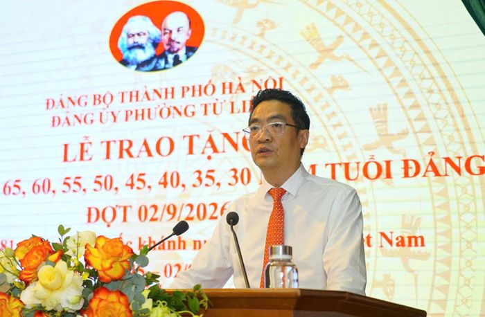 Bí thư Đảng uỷ phường Từ Liêm Nguyễn Trọng Kỳ Anh phát biểu tại buổi lễ. Ảnh: PV