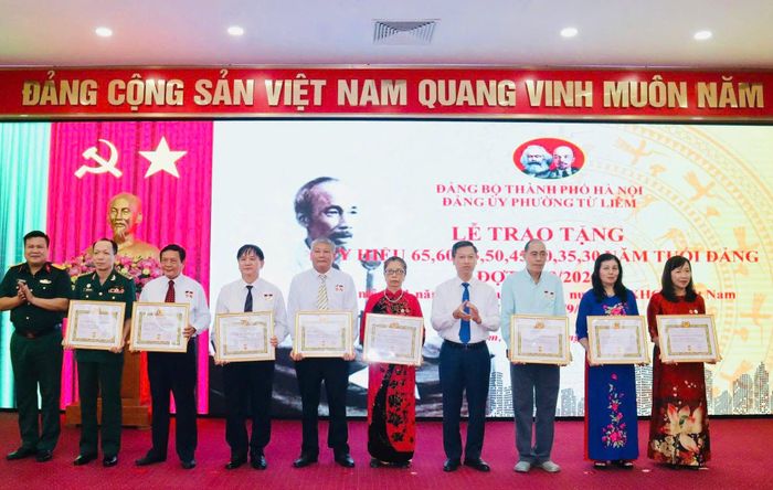 Phó Bí thư Thường trực Đảng uỷ phường Đỗ Khắc Đạo trao Huy hiệu Đảng tặng các đảng viên