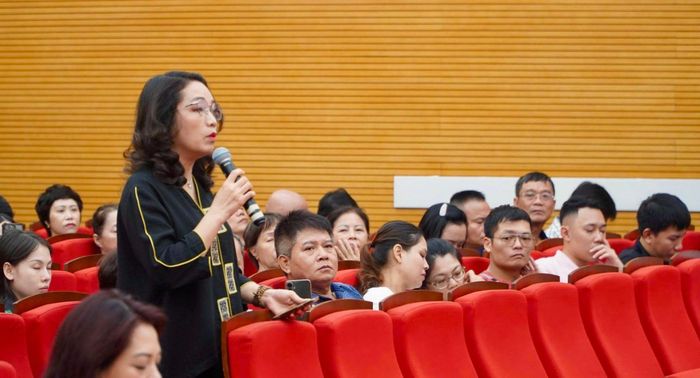 Người dân nêu ý kiến, kiến nghị tại hội nghị. Ảnh: Duy Anh