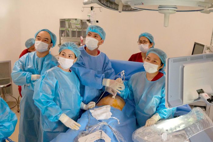 Các bác sĩ Bệnh viện Phụ sản Hà Nội thực hiện kỹ thuật can thiệp bào thai. Ảnh: Bá Thành