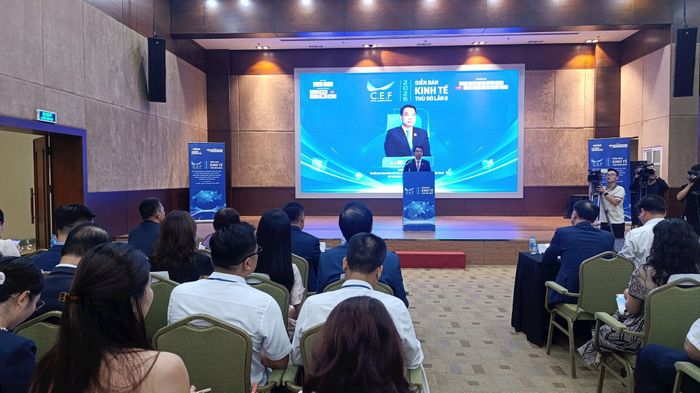 TS Mạc Quốc Anh, Phó Chủ tịch kiêm Tổng Thư ký Hiệp hội Doanh nghiệp nhỏ và vừa thành phố Hà Nội phát biểu khai mạc. Ảnh: Phương Nga