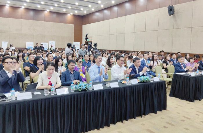 Ủy viên Ban Thường vụ Thành ủy, Phó Chủ tịch UBND thành phố Hà Nội Nguyễn Xuân Lưu, cùng các đại biểu tham dự Diễn đàn. Ảnh: Khắc Kiên