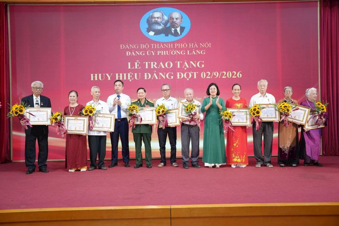 Những đảng viên lão thành sẽ là những tấm gương sáng để lớp lớp thế hệ noi theo. Ảnh: Phạm Mạnh