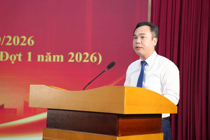 Đồng chí Nguyễn Hồng Dân, Bí thư Đảng ủy, Chủ tịch HĐND phường Láng chúc mừng các đảng viên vinh dự nhận Huy hiệu Đảng. Ảnh: Phạm Mạnh