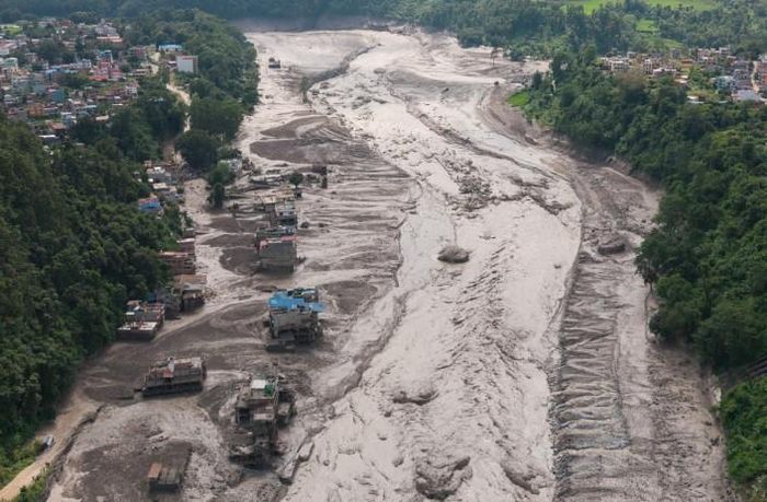Hình ảnh lũ quét tàn phá tại Nepal ngày 26-8. Ảnh: Reuters