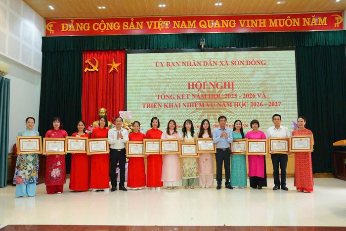Các cá nhân nhận bằng khen của UBND thành phố Hà Nội. Ảnh: NS