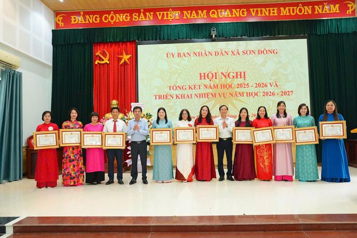 Các tập thể xuất sắc được nhận bằng khen của Thành phố. Ảnh: NS