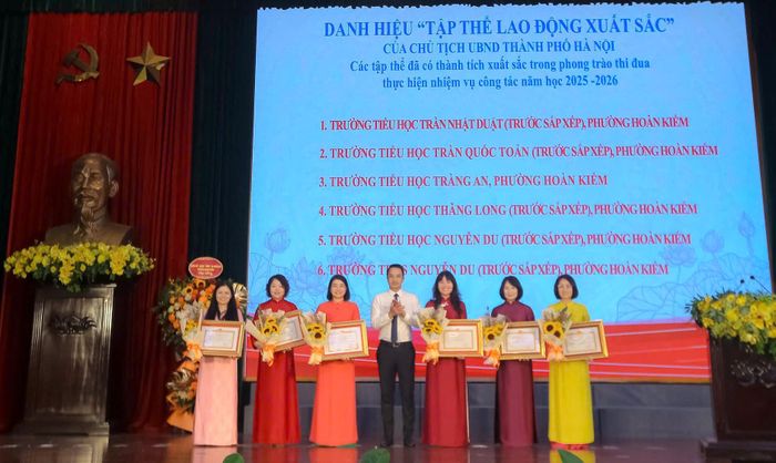 Chủ tịch UBND phường Hoàn Kiếm Trịnh Hoàng Tùng trao danh hiệu "Tập thể lao động xuất sắc" của Chủ tịch UBND thành phố tặng 6 nhà trường. Ảnh: Khánh Huy