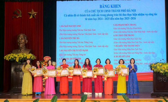 Phó Chủ tịch Thường trực HĐND phường Ngô Hồng Thủy và Phó Chủ tịch Thường trực UBND phường Nguyễn Hồng Trang trao Bằng khen của Chủ tịch UBND thành phố tặng các cá nhân có thành tích xuất sắc. Ảnh: Khánh Huy