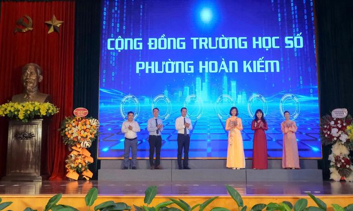 Các đại biểu thực hiện nghi thức ra mắt mô hình "Cộng đồng trường học số" phường Hoàn Kiếm. Ảnh: Khánh Huy