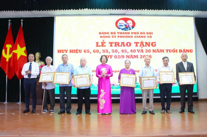 Lãnh đạo Đảng ủy phường Giảng Võ trao các Huy hiệu Đảng tặng các đảng viên. Ảnh: TT